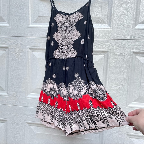 Angie woman’s romper black red and beige print. Pockets!! Adjustable straps - Picture 3 of 13